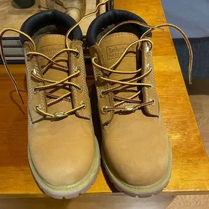 Timberland low cut boots size 5 (fits women size 7) never worn